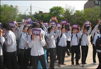 울산 ㅅ중학교와 ㅇ중학교 학생들은 지난 10일 두발자유화 등을 요구하며 학내시위를 벌였다. 